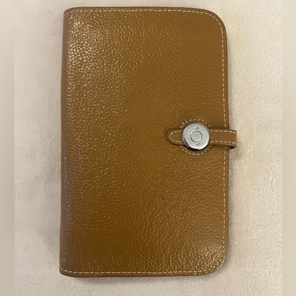 💚 Tan Leather GM Wallet Silver Hardware With A Pouch Zip
Wallet🩷